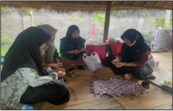 Mahasiswa Biologi FMIPA Universitas Nahdlatul Wathan Mataram Sulap Limbah Domestik Jadi Hiasan Kreatif Bernilai Tambah di Desa Montong Are, Lombok Barat